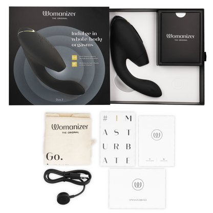 Close-up do Womanizer Duo 2 Estimulador Duplo Preto, mostrando sua forma ergonômica e cabeças de estimulação.