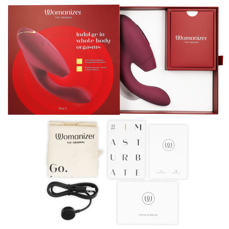Close-up do Womanizer Duo 2 Estimulador Duplo Bordeaux, mostrando seu design ergonômico e material de silicone.