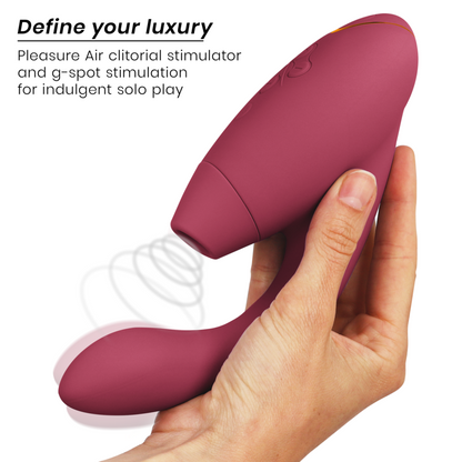 Close-up do Womanizer Duo 2 Estimulador Duplo Bordeaux, mostrando seu design ergonômico e material de silicone.