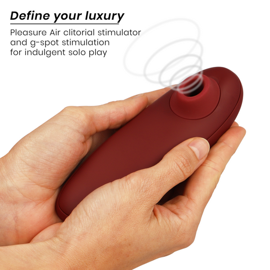 Close-up do Womanizer Classic 2 Estimulador Clitoriano Pleasure Air Bordeaux, destacando seu design ergonômico e acabamento.