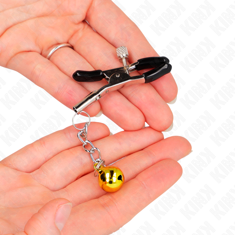Close-up das Pinças de Mamilo KINK Jingle Bell Douradas de 6 CM para estimulação sensorial BDSM.