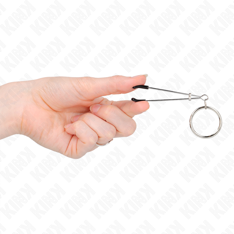 Close-up das Pinças Finas para Mamilos KINK com O-Ring 7 CM para estimulação sensorial BDSM.