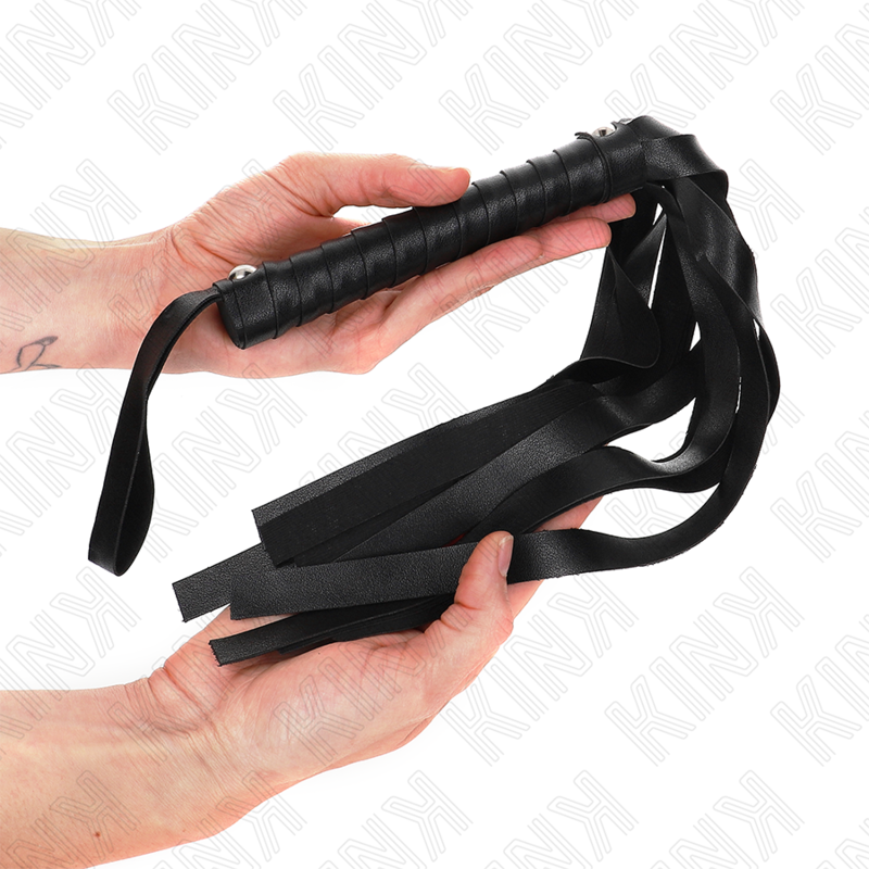 Close-up do Chicote de Cauda Larga KINK Preto 48,5cm, destacando o design e o material.