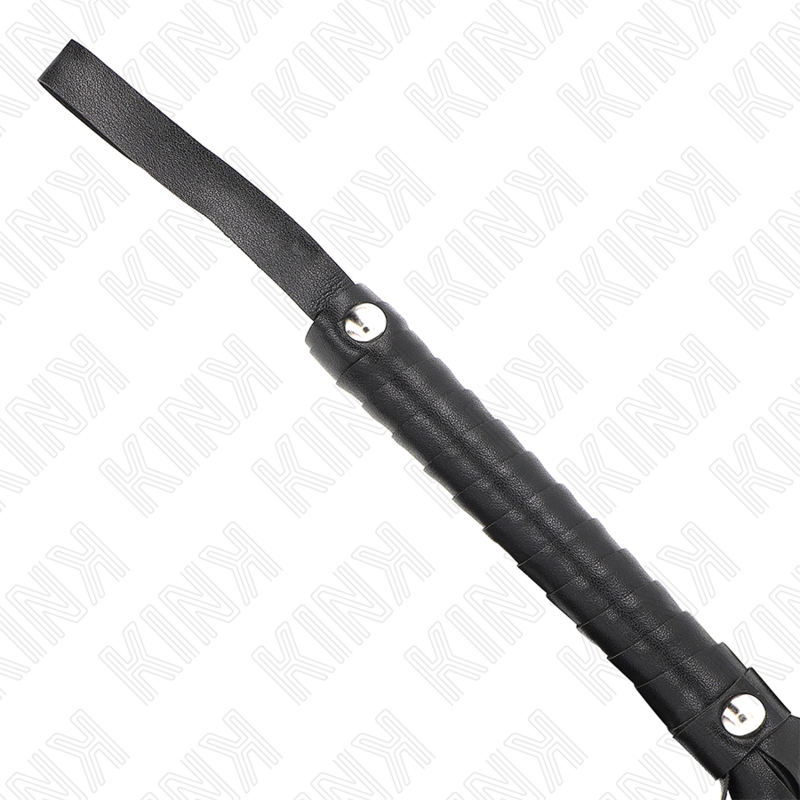 Close-up do Chicote de Cauda Larga KINK Preto 48,5cm, destacando o design e o material.
