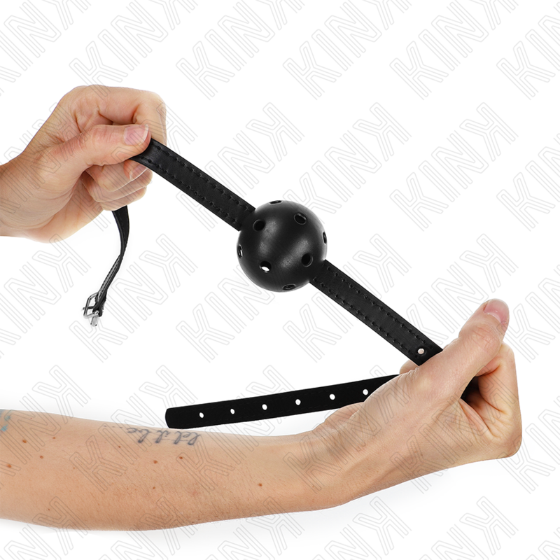 Detalhe da Mordaça Bola Respirável Preta KINK Simplicity, mostrando a bola de 4,5cm e a tira ajustável.