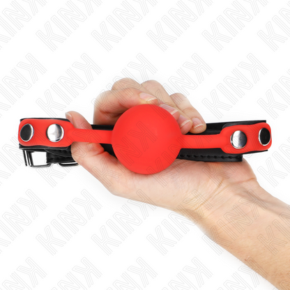 Close-up da KINK Mordaça Bola Silicone Vermelha 4 cm, mostrando a textura do silicone e a tira ajustável.