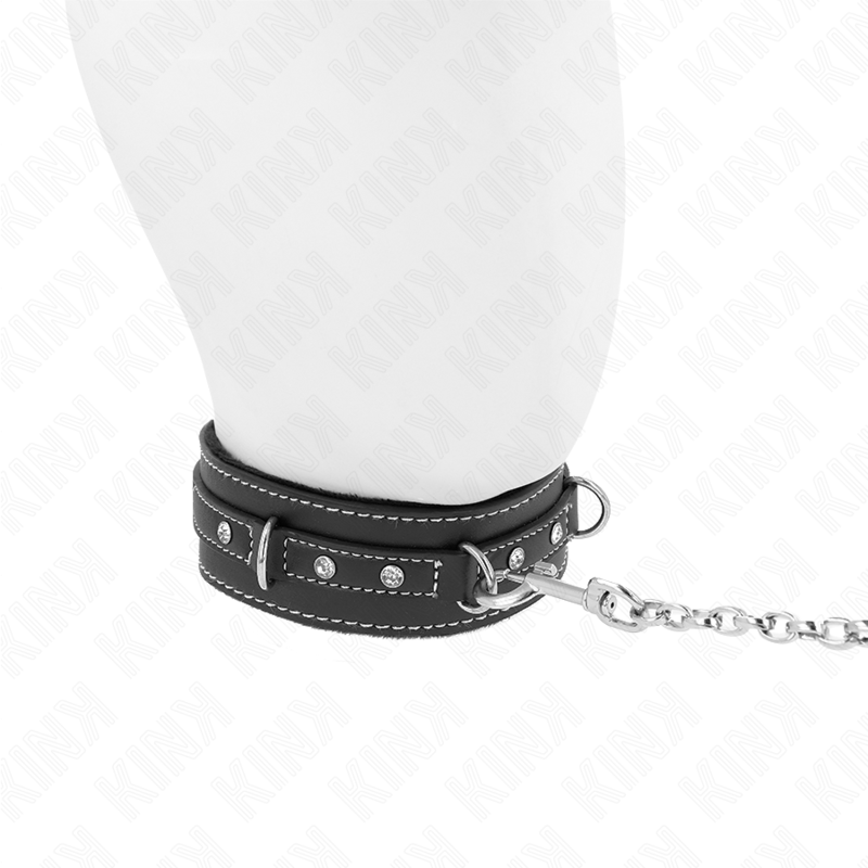 Close-up do Colar de Couro PVC KINK com Rebites de Strass, mostrando detalhes do material e design.
