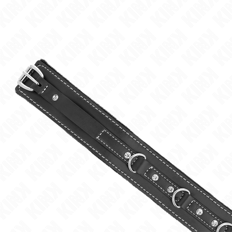 Close-up do Colar de Couro PVC KINK com Rebites de Strass, mostrando detalhes do material e design.