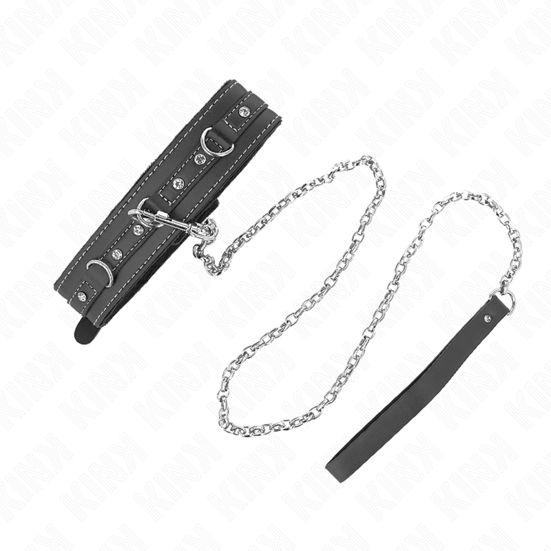 Close-up do Colar de Couro PVC KINK com Rebites de Strass, mostrando detalhes do material e design.