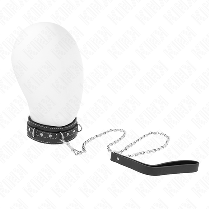Close-up do Colar de Couro PVC KINK com Rebites de Strass, mostrando detalhes do material e design.