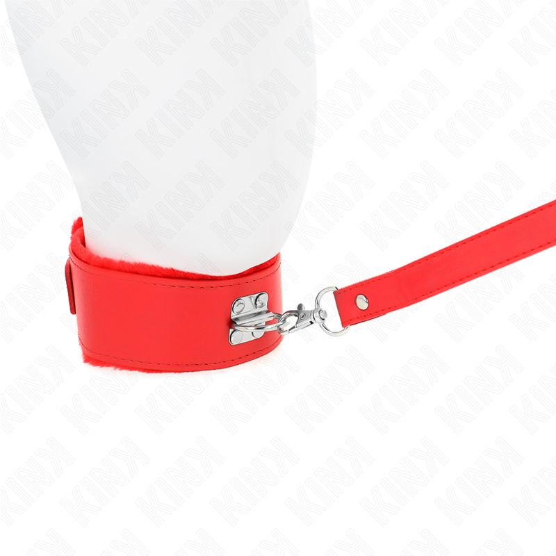 Colar com trela KINK vermelho com pregos prateados, mostrando o design ajustável e a qualidade dos materiais.