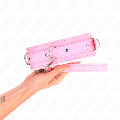 Colar BDSM com trela KINK rosa, detalhando o material e a fivela ajustável.