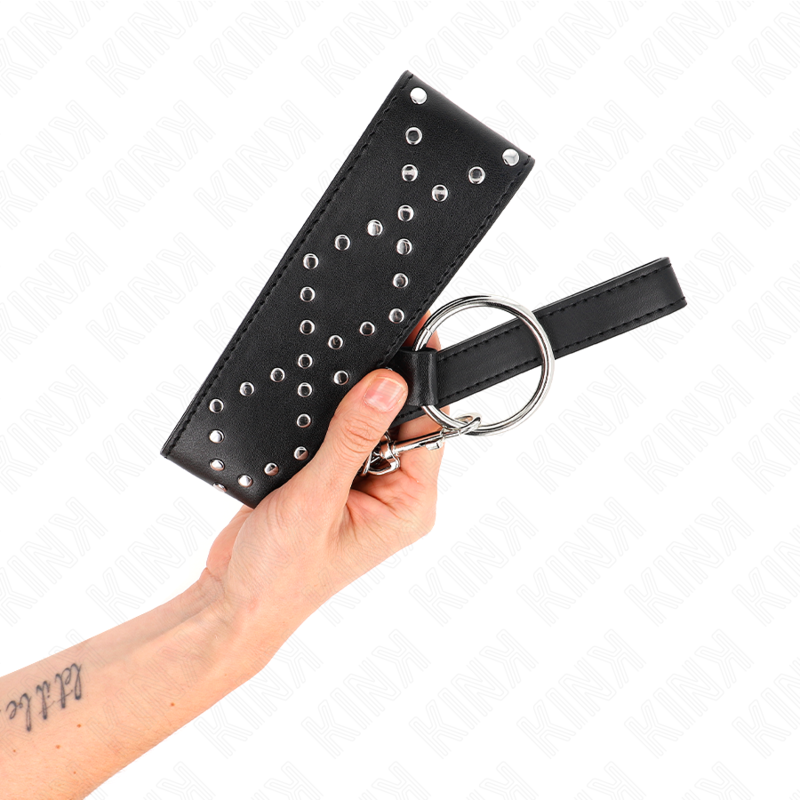 KINK Colar e Trela com Pregos Prata 65cm Ajustável para BDSM, exibindo detalhes do design e pregos metálicos.