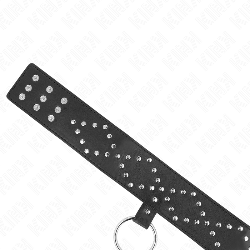 KINK Colar e Trela com Pregos Prata 65cm Ajustável para BDSM, exibindo detalhes do design e pregos metálicos.