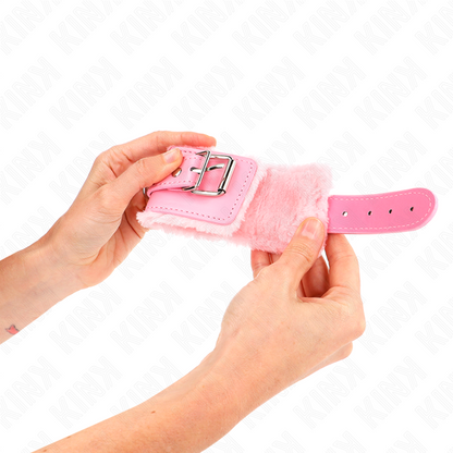 KINK Pulseira de Contenção Forro de Pele Rosa Ajustável, detalhe do cinto e material.