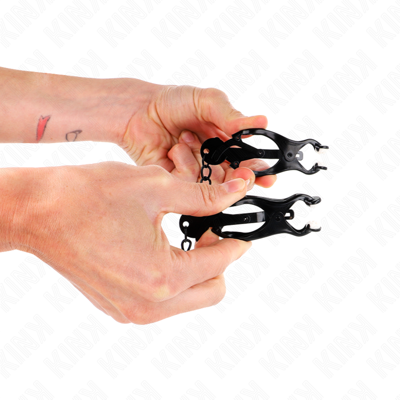 Detalhe das Pinças de Trevo Japonês KINK com Corrente Preta de 30 CM, mostrando o design e a textura.