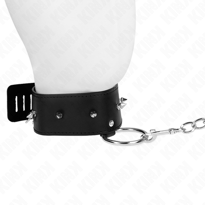 Colar BDSM KINK ajustável com trela e pregos prata, destacando o design elegante e os detalhes metálicos.