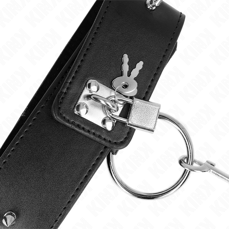 Colar BDSM KINK ajustável com trela e pregos prata, destacando o design elegante e os detalhes metálicos.