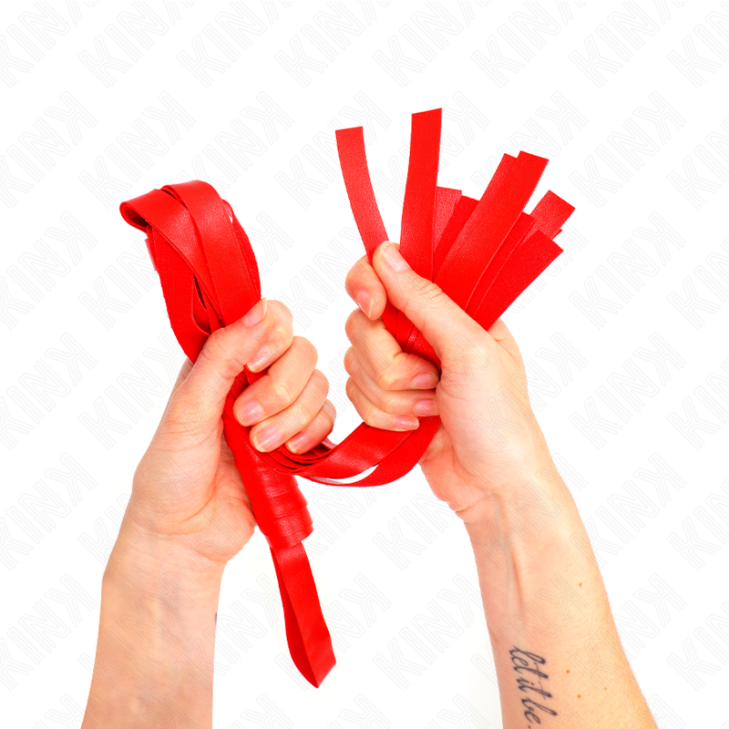 Chicote de Cauda Larga KINK Vermelho 48,5 cm para BDSM, mostrando detalhes da pega e das tiras.