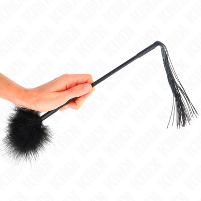 KINK Chicote de Silicone com Penas de 47cm para Cócegas, detalhe das penas e punho de silicone.