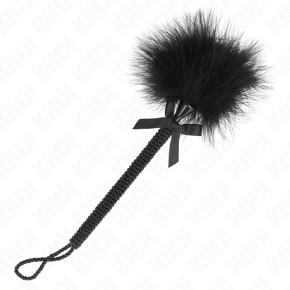Close-up da KINK Varinha de Cóccegas de Nylon com Penas e Laço Preto 25 CM, mostrando a textura das penas e o punho.