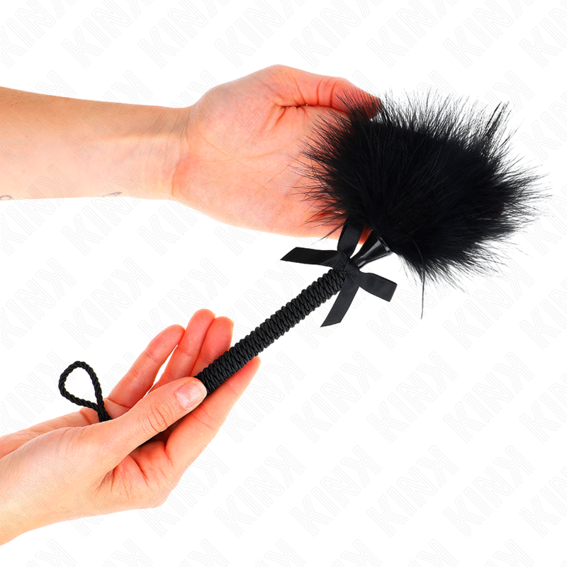 Close-up da KINK Varinha de Cóccegas de Nylon com Penas e Laço Preto 25 CM, mostrando a textura das penas e o punho.
