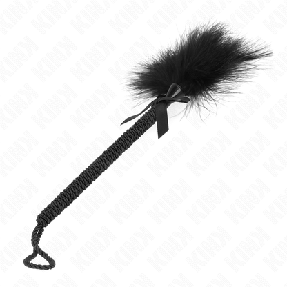 Close-up da KINK Varinha de Cóccegas de Nylon com Penas e Laço Preto 25 CM, mostrando a textura das penas e o punho.