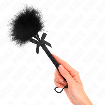 Close-up da KINK Varinha de Cóccegas de Nylon com Penas e Laço Preto 25 CM, mostrando a textura das penas e o punho.