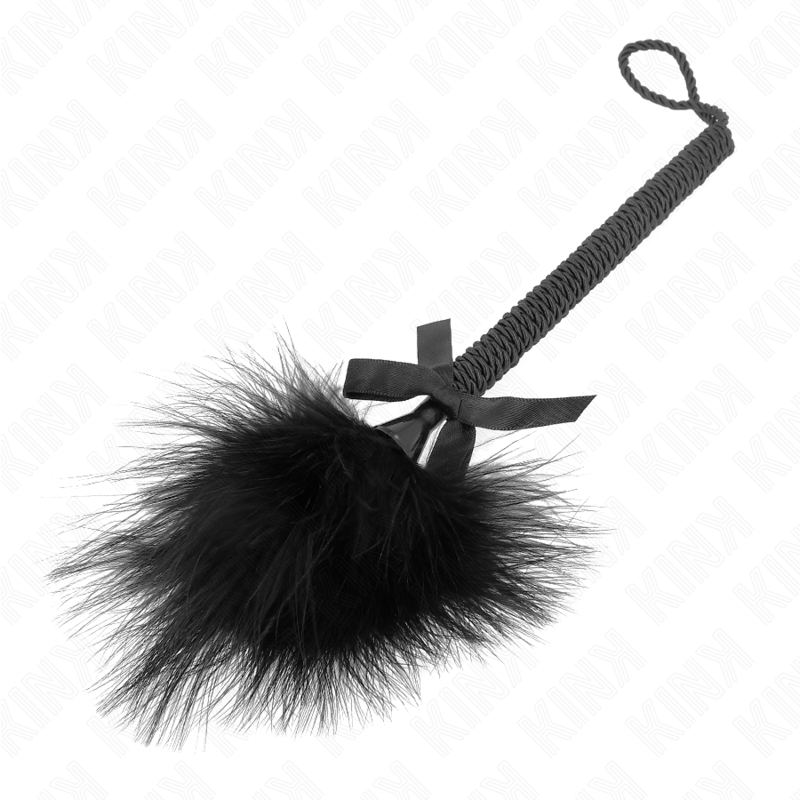 Close-up da KINK Varinha de Cóccegas de Nylon com Penas e Laço Preto 25 CM, mostrando a textura das penas e o punho.