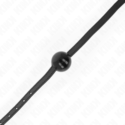 KINK Mordaça Bola Simples Preta 4cm em detalhe, mostrando a bola de silicone e a tira de couro sintético ajustável.