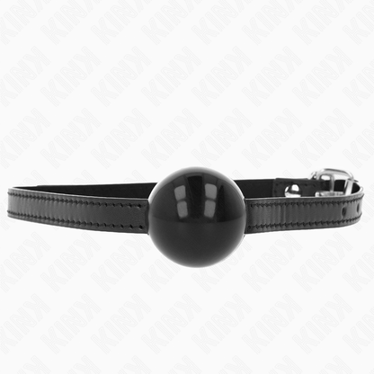 KINK Mordaça Bola Simples Preta 4cm em detalhe, mostrando a bola de silicone e a tira de couro sintético ajustável.