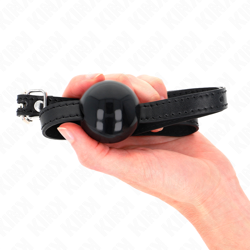 KINK Mordaça Bola Simples Preta 4cm em detalhe, mostrando a bola de silicone e a tira de couro sintético ajustável.