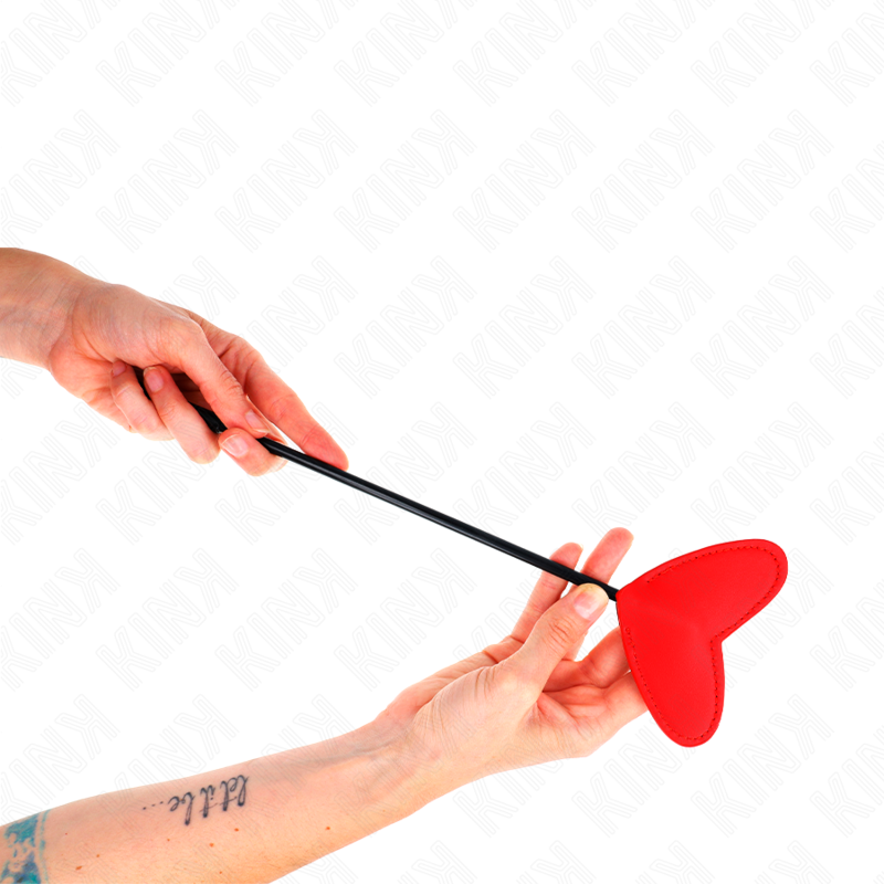 Close-up of the KINK Paleta BDSM Forma de Coração Vermelho 33x10cm showing its design and texture.