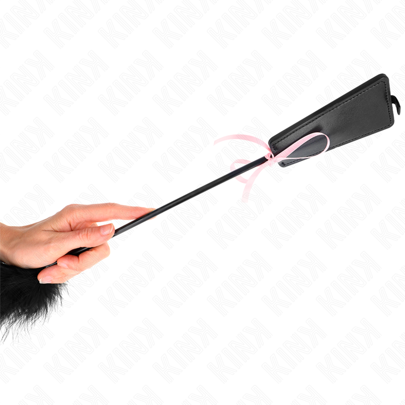 KINK Penas de Cócegas Flogger com Laço de Fita Rosa 49 CM, ideal para jogos sensuais.