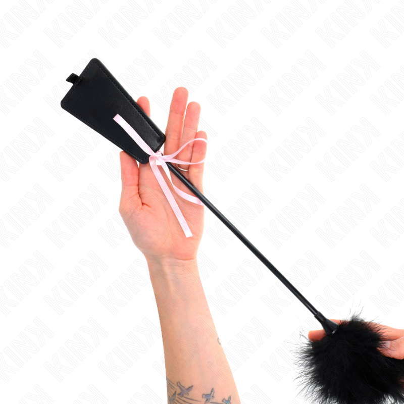 KINK Penas de Cócegas Flogger com Laço de Fita Rosa 49 CM, ideal para jogos sensuais.
