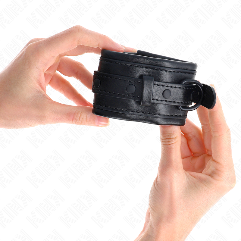 Punhos Ajustáveis Pretos KINK para BDSM, detalhe do material e fecho.