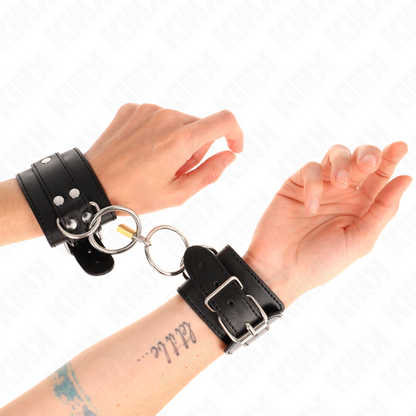 KINK Retenções de Pulso Bloqueadas O-Ring Preto Ajustáveis 20-28 cm, mostrando design robusto e fecho.