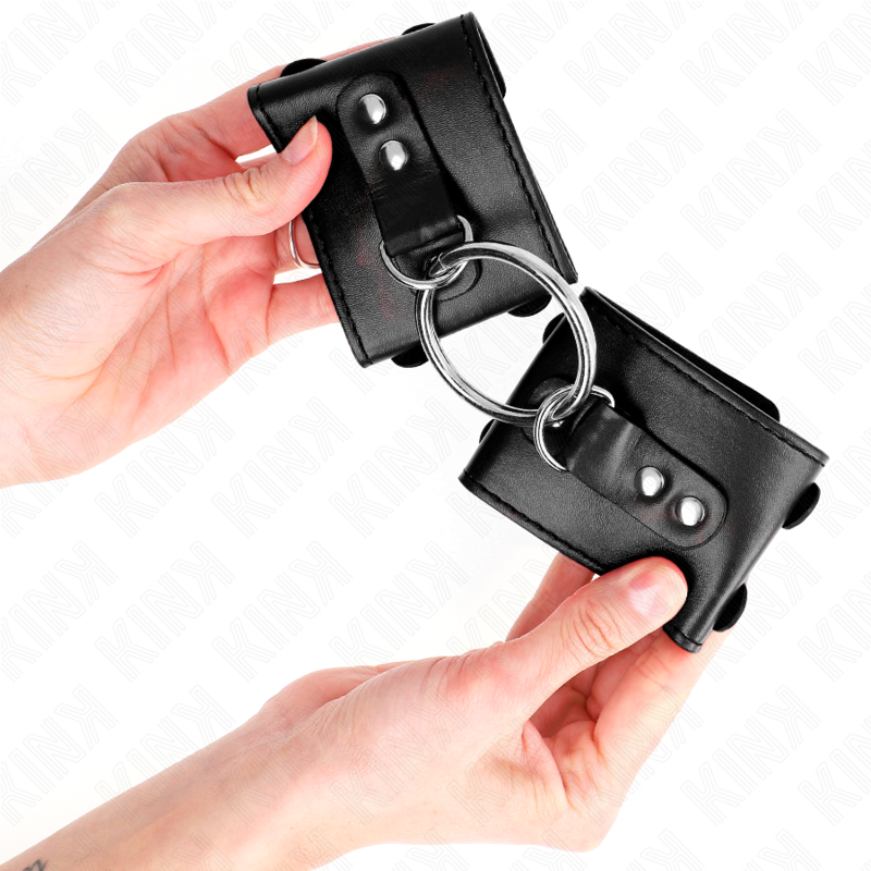KINK Punhos Fixos Ajustáveis com Anel Preto para BDSM, exibindo o design e o anel de fixação.