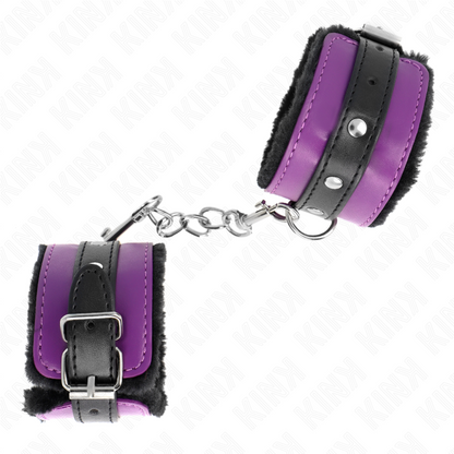 Close-up da Pulseira Premium KINK com forro de pele preto e cinto roxo ajustável.