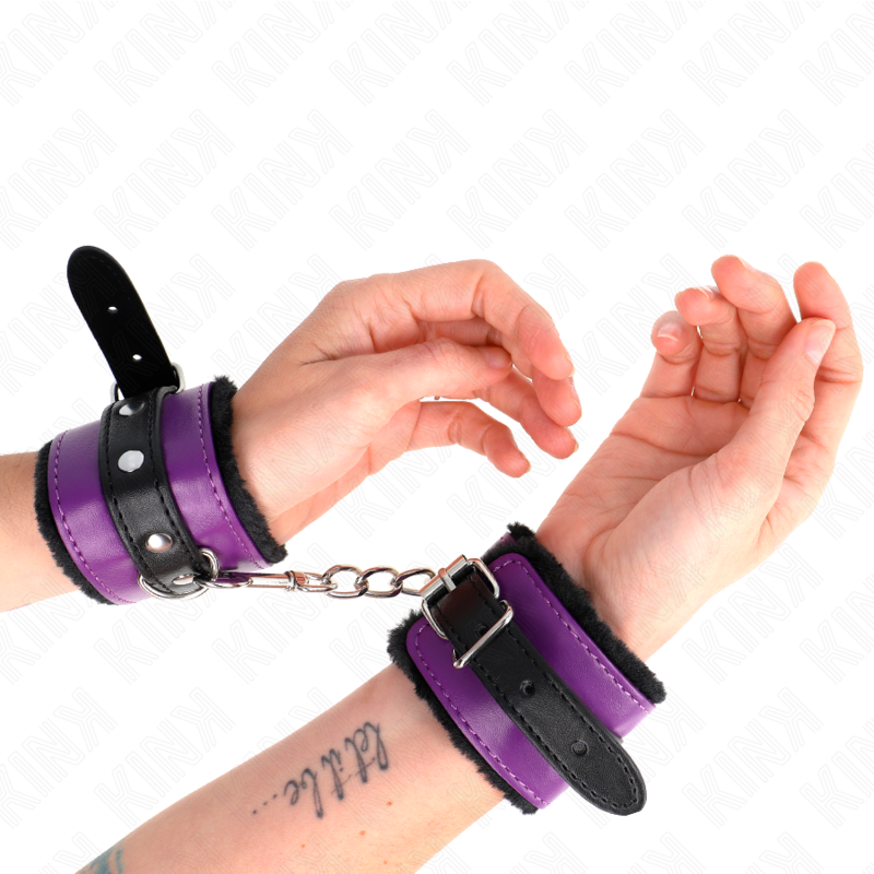 Close-up da Pulseira Premium KINK com forro de pele preto e cinto roxo ajustável.