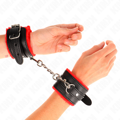 Close-up of the KINK Pulseira Premium Forro de Pele Vermelho com Cinto Ajustável, highlighting its material and design.