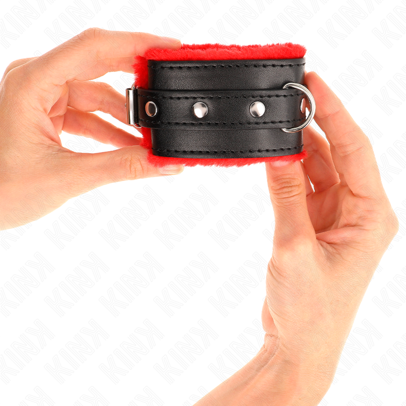 Close-up of the KINK Pulseira Premium Forro de Pele Vermelho com Cinto Ajustável, highlighting its material and design.