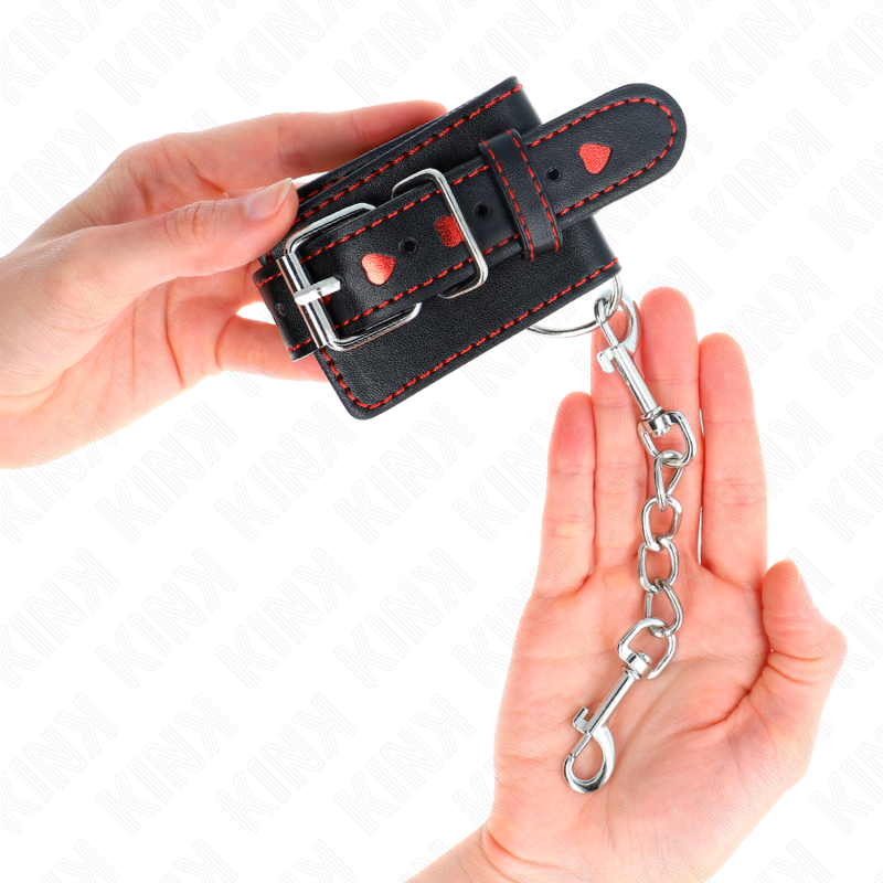 Pulseira de pulso KINK preta com coração vermelho, ajustável para experiências BDSM.