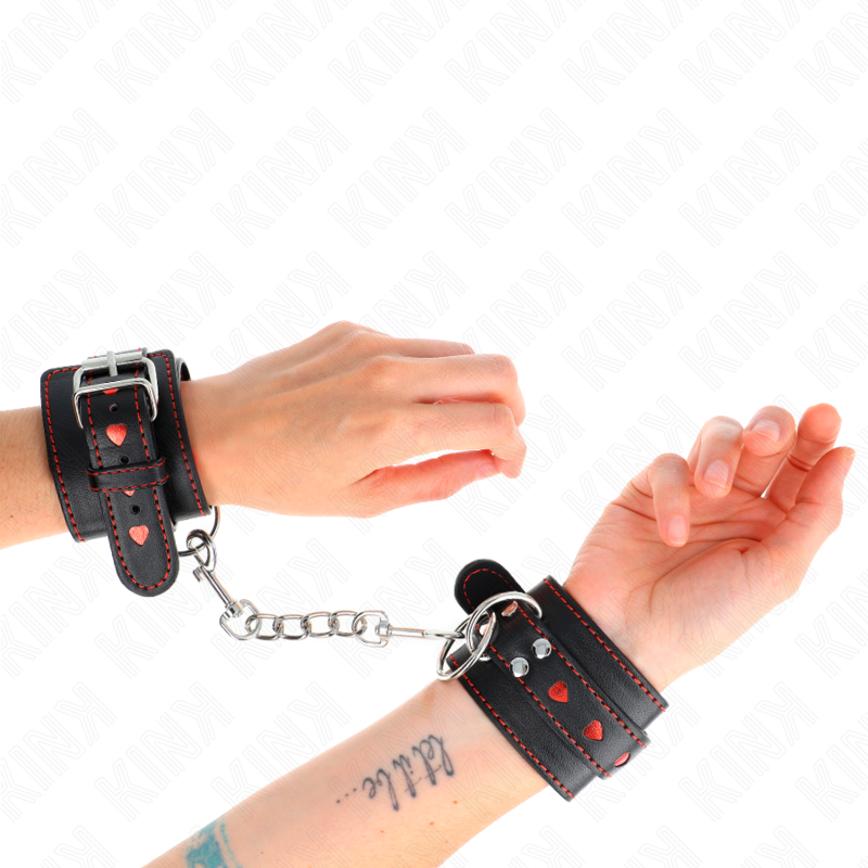 Pulseira de pulso KINK preta com coração vermelho, ajustável para experiências BDSM.