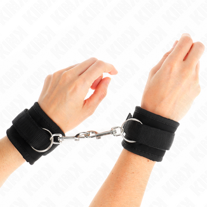 KINK Algemas de Pulso Nylon com Velcro Ajustável pretas, detalhe do fecho.