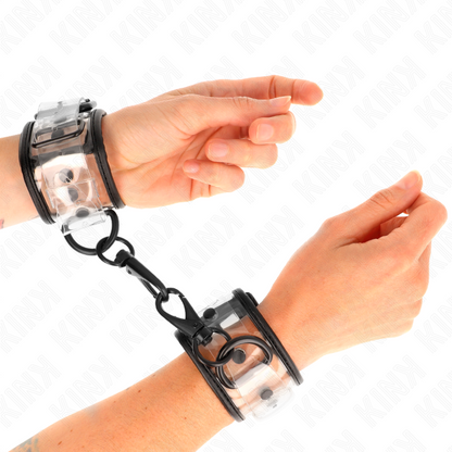 Punhos de Pulso Transparentes Ajustáveis KINK, detalhe do material e fecho para BDSM.
