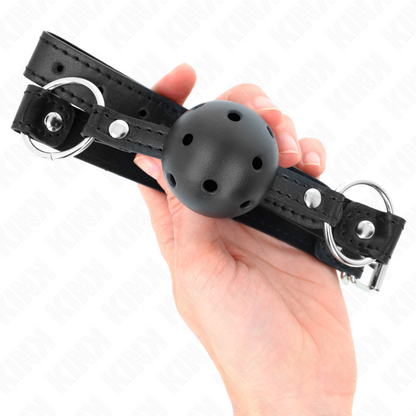 Mordaça bola preta KINK para BDSM, mostrando a bola oca dura de 4,5cm e a correia ajustável.