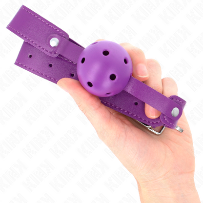 KINK Mordaça Bola Respirável Roxa 4,5cm com correia ajustável, mostrando detalhes do silicone e fecho.