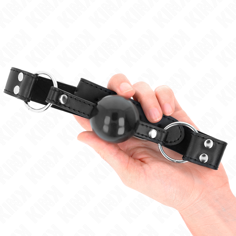 Close-up da KINK Mordaça de Bola Macia Sólida 4cm com Alça de Couro Ajustável, mostrando detalhes do material e design para BDSM.