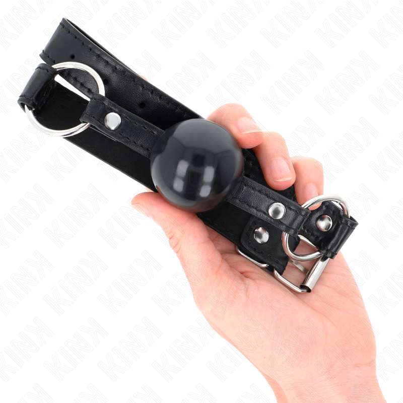 Mordaça Bola TPE Preta KINK de 4 CM com tira ajustável para BDSM, vista em detalhe.